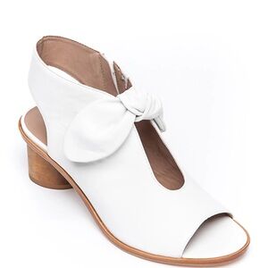 Bernardo Luna Fabric Knotted Sandals creamy white size 8 1/2